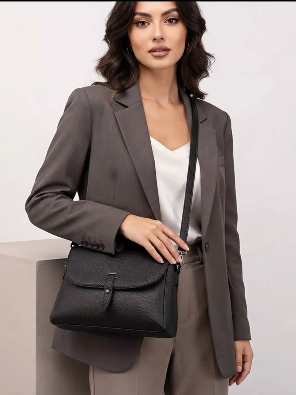Everyday Leather Crossbody Shoulder Bag in Black